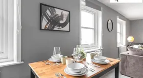 Stylish 2 Bed, 2 Bath Apartment with Free Parking - Image 5