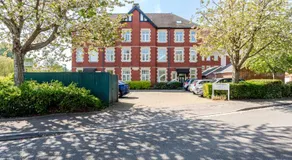 Spacious 3 Bed Apartment for Contractors and Families - Image 4