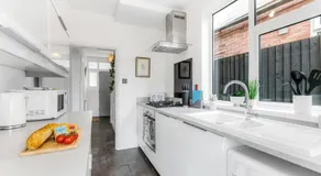 Relaxing 3 Bedroom Stay with Private TVs Near Ashby - Image 4