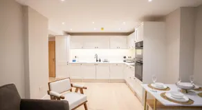 Brand New Modern 2-Bed Dog-Friendly Apartment in Broadway High Street - Sleeps 6 - Image 3