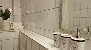 BOARDINGHOUSE PD25 ALTE FEUERWACHE I Unterkunft mit Einzel- und Doppelzimmer I 3min CityHospital I Monteure I Smart TV I Einzelbetten I Küche I Gemeinschaftsraum I Wasch I P - Image 5