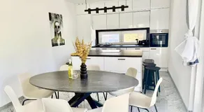Luxury Stylish Villa with Garden - Image 3