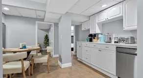 Vintage 2BR apt in Boston with Free Parking - Image 3