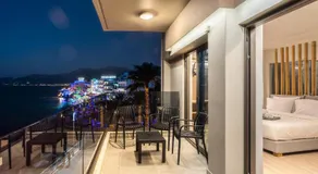 Palm Beach Luxury Seafront Suites, Next to Palm Beach Club, Lively Nights - Image 2