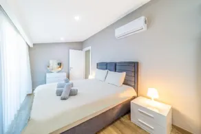 Central & Modern Apartment with Shared Pool - Image 3