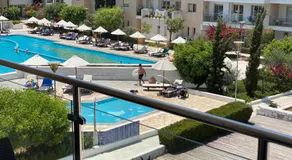 Elysia Park pool view apartment - Image 3