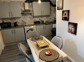 Cheerful 5-bedroom home with free parking on site - Image 3