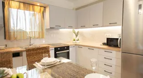Alkioni Suites, beachfront, with mountain view - Image 4