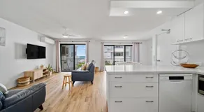 Lindomare Unit 1, 11 Orvieto Tce, Kings Beach - Image 2