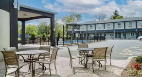 Days Inn & Suites by Wyndham Niagara Falls/Buffalo - Image 5