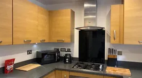 Homely, Cosy & Contemporary 4 BDR house with Garden & Parking 5 mins drive to Addenbrookes & Papworth hospitals & Bio Medical campus - Image 4