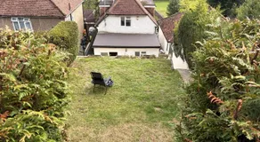 Caterham 3 Bed House, Free on street Parking - Image 5