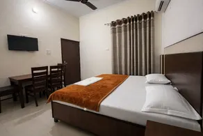 Raja Guest House, Near Railway Station - Image 2