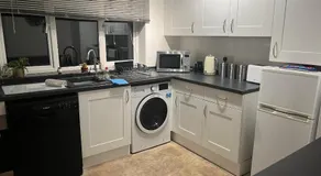 A Home from Home -2 Bed Flat & Free Driveway Parking - Image 5