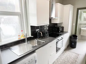 Lovely 2 bedroom flat in Shepherd's Bush with indoor fire place - Image 4