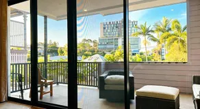 Modern 4BR 3Bath Duplex near Train Station Stylish Comfortable - Image 4
