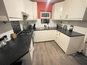 Stylish 4-Bed Luxury Apartment in Prime Location - Image 4