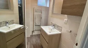 Chambre avec entrée indépendante, SDB privative, piscine et grand garage et proche hyper-centre - Image 2
