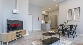 Coulsdon Grand - Sleeps 8 - 5 BR - Free Parking - Image 5