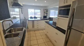 Cranbourne Court Beachside Apartments - Image 4