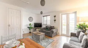 Townhouse in Rugby with Garden and Free Parking - Image 5