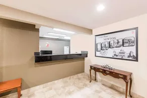 Super 8 by Wyndham Newton - Image 3