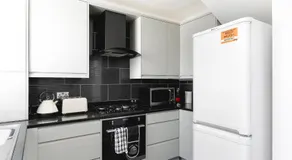 Skyvillion - London Enfield 4 Bedroom Cosy House Free Parking Garden - Image 4