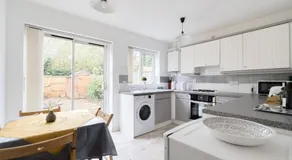 Experience Surrey 2Bed Home in Walton with Parking - Pass the Keys - Image 2