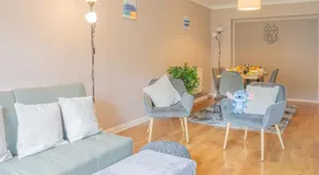 Spacious 4-Bedroom House in Guildford with Free Parking - Image 2