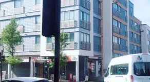 Modernized 1-Bedroom Flat in Croydon - Image 3