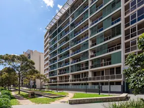 Inner-city Stay With Pool and Gym Access - Image 5