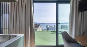 Ferienwohnung mit Pool, Terrasse und Garten | Strandblick | Perfekt für die Arbeit von Zuhause - Image 2