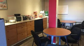 Red Deer Inn & Suites - Image 4