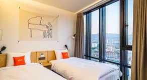 Glue Hotel - Image 5