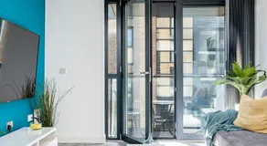 Pluxa Vivid Veranda Beautiful City Centre Apartment with free parking - Image 2