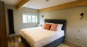 Spacious 1-bed apartment with super king or twin in central Charlbury, Cotswolds - Image 2