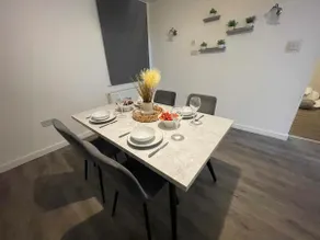 Stylish 4-Bed Luxury Apartment in Prime Location - Image 3