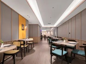 Country Inn & Suites by Radisson Wuhan Jianghan Road Pedestrian Street Jiqing Street - Image 3