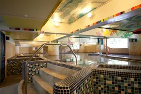 Champagne Hotel - Image 2