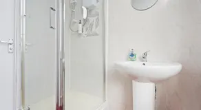 Comfy and Relaxing space in Dudley with Parking - Image 5