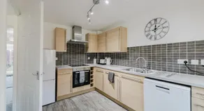 Comfortable 3BR in Grantham, Sleeps 5, Parking & WIFI - Image 3