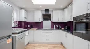 TMS Spacious 4 bedroom house! Free Parking! Crosby Dagenham! - Image 2