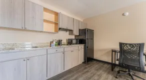 Super 8 by Wyndham Lake Charles Northeast - Image 4