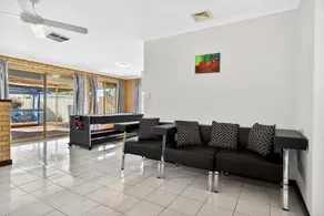 Spacious 4-Bed House with Private Garage - Image 3