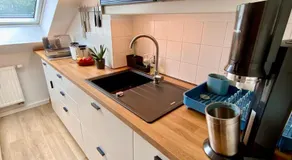 Modernes ruhiges Zimmer mit Ausblick ins Grüne - Image 2