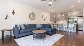 6 Bedroom Quiet Townhome! 6min to Airport & 15min to Downtown! - Image 4