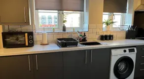 Oak House by ShortStays4U A Modern 3Bedroom Townhouse with free parking in town centre! - Image 4