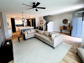 Loop, New Luxurious Large 3BR House, Sleeps 11 with Free Parking - Image 2