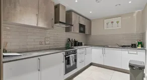 Solihull Flat For 2 with Fast WiFi with Free Secured Parking - Image 3