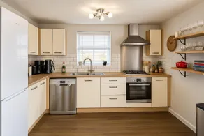 Stylish 2-Bedrooms - Perfect for Contractors, Families, & Groups - Sleeps 4 - Speedy WiFI - Image 3